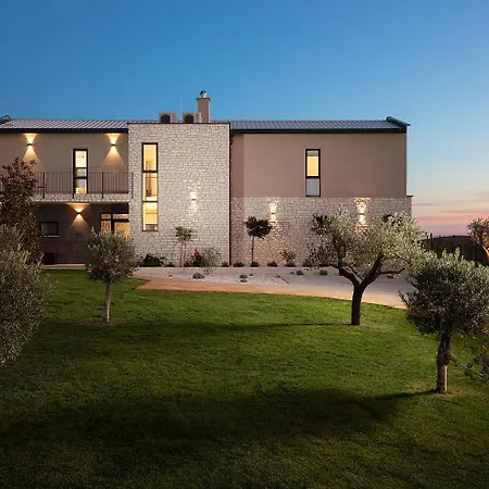 Vila Olive Yard