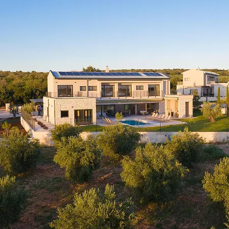 Vila Olive Yard *